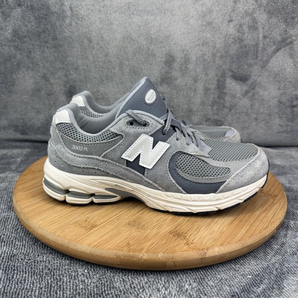 New Balance 2002R Shoes Boys Size 5 Gray Suede Running Sneakers GC2002ST